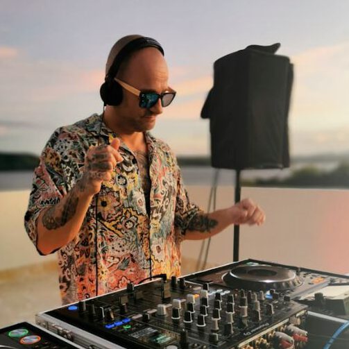 Kike es un artista con los platos